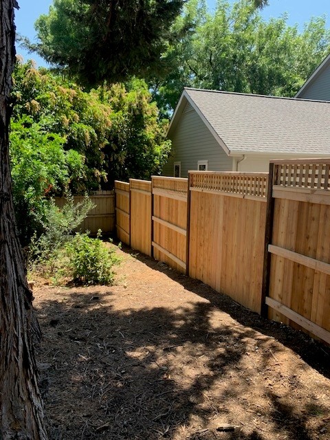 Shadowbox alternating Cedar privacy fence installed by Mountain View Fence in the Rogue Valley