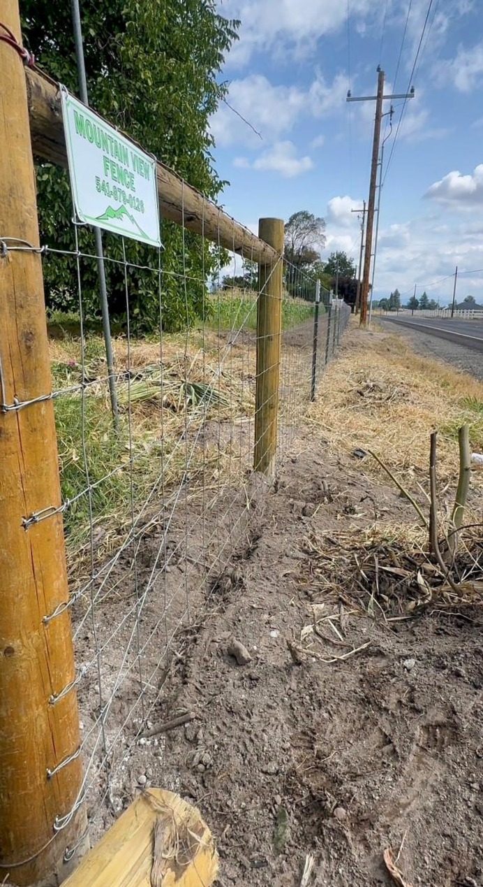 47 Field Fence with Heavy Duty T-Posts