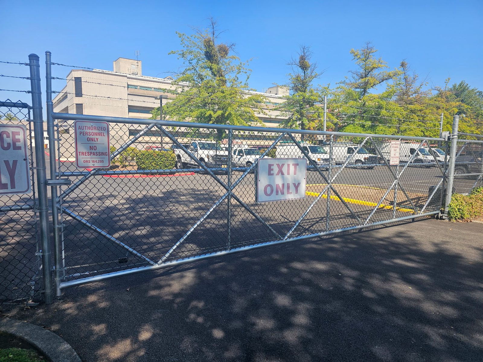Chain Link Cantilever Style Auto Gate