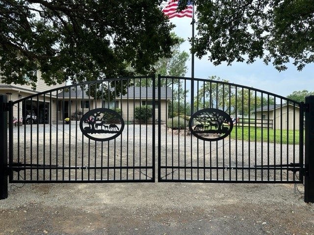 Double Swing Regal Style Ornamental Iron Auto Gate with Cut Out Scenes