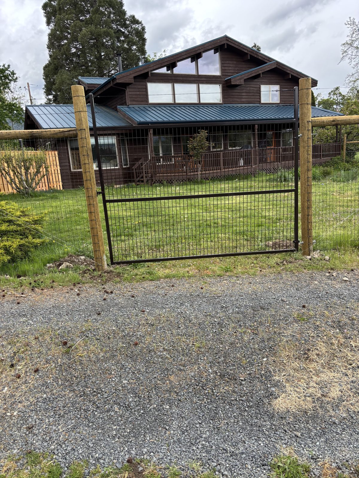 Powder Coated Grid Style Gate